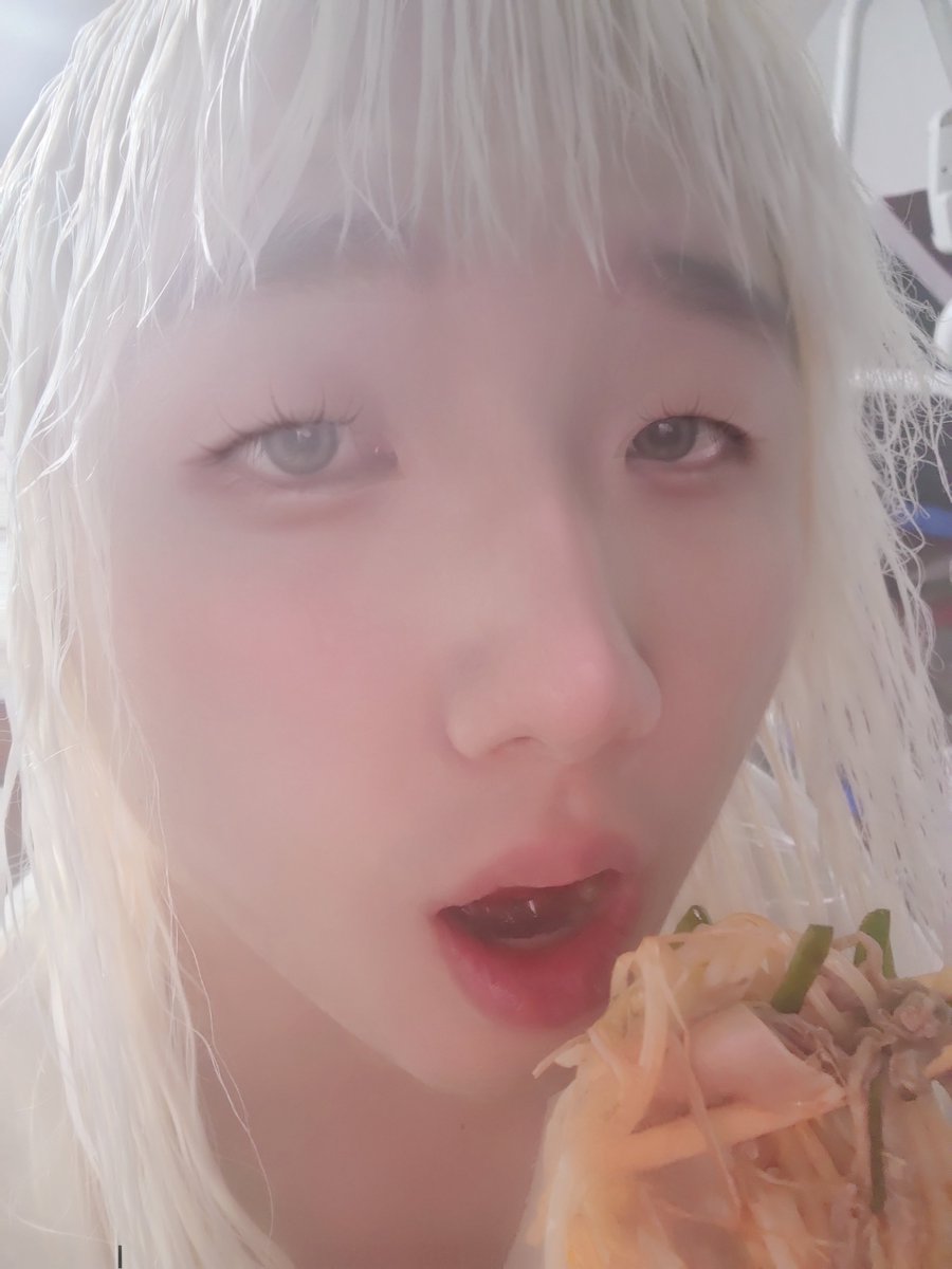 johnsenbil's tweet photo. 오늘 점심은... 곱창 쌀국수
자연스러운 일상을 올리지만... 가끔 나도 나자신을 볼때 마다 놀란다
(눈빛의 뜻 : 같이... 먹을래요? 맛있어요)
#먹엔나 #일상 #CD #crossdresser #pansexual #bisexual #polyamor https://t.co/9RfrOznzDH