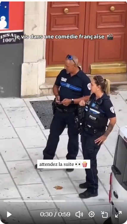Psylow5's tweet photo. @LaSotizerie la posture qu'ils ont pris pendant qu'il le regardais🤣 https://t.co/FmOdBFAPlU
