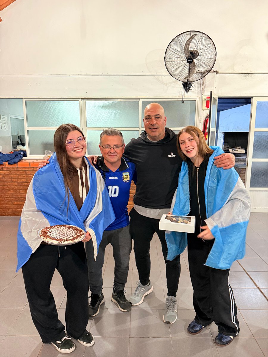 MarioMargarit's tweet photo. Lunes 22. Fiebre Mundialista. Zona quincho CSR. Juntada mensual con la 26 de la 310. Brasas by Profe Sodeado, un buen vinaco y postres para festejo 🎂. 5 duplas y 7 tríos rumbo al 5D. Ajustar detalles y disfrutar de su mejor año. Julio será sábado al mediodía. Uf! https://t.co/EiJbUrNtxA