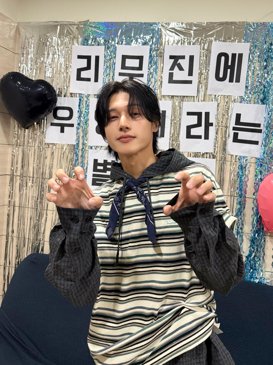 ATEEZofficial's tweet photo. [📷] #리무진서비스 Behind Photo 

ATINY를 향한 우영이의 마음은 
브레이크 없이 직진 중🖤

#ATEEZ #에이티즈 #WOOYOUNG #우영 https://t.co/bKBnExPsKV