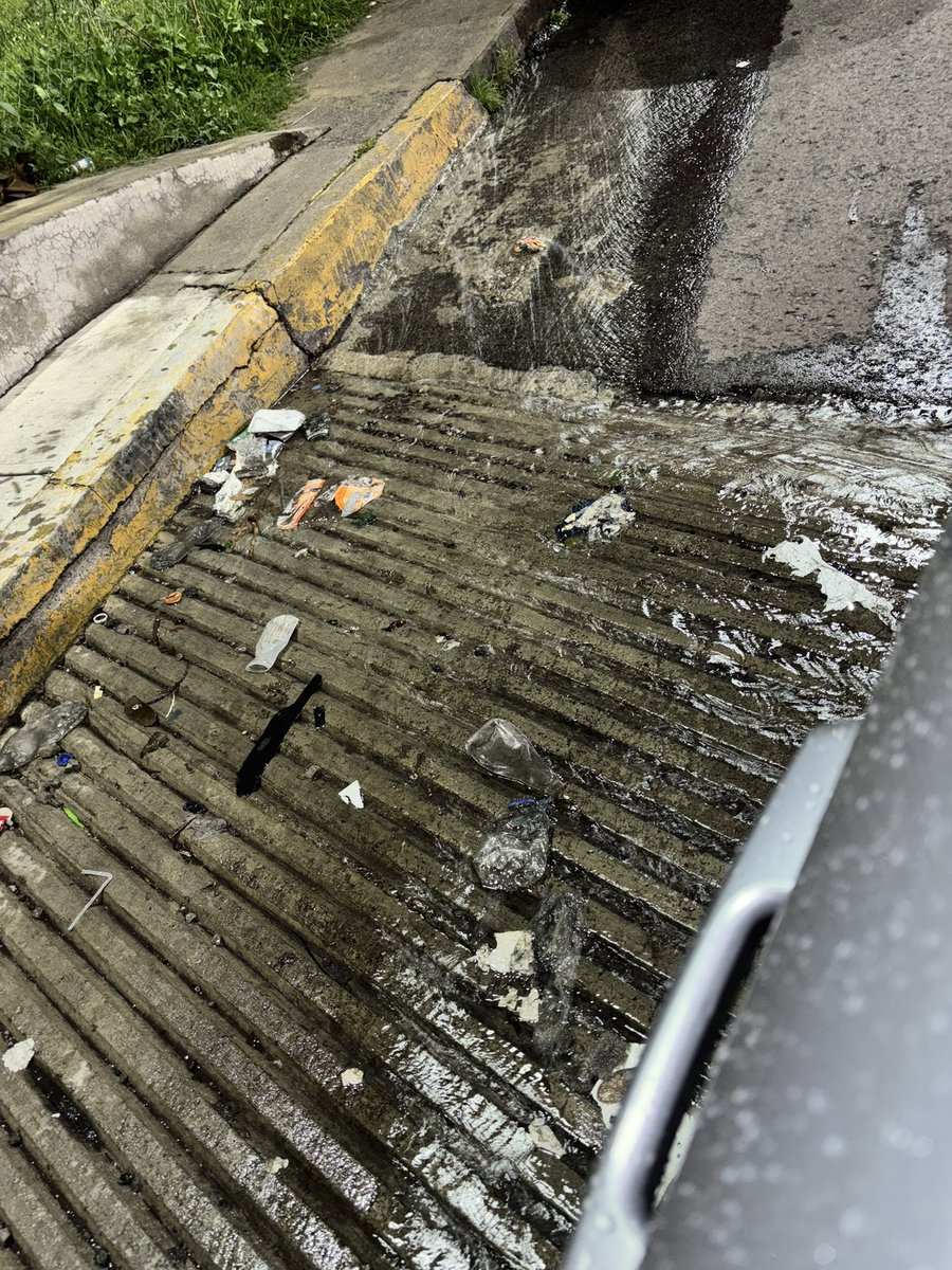iakee84's tweet photo. @sacmex1 @AlcaldiaAO @LopezCasarinJ  Se reportó una importante fuga de agua desde la mañana en Prol. 5 de mayo, a un costado de Portal Centanario y nadie se ha presentado a repararla. https://t.co/YMPfvvcMSr
