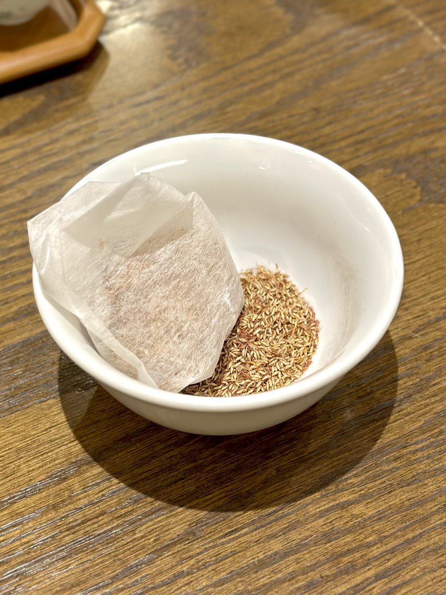 huwaro_yakuzen's tweet photo. 講座の点心と甘味は、花巻と愛玉子のトロピカルパフェでした。さっぱりとした愛玉子ゼリーに、レモンソルベ、ドラゴンフルーツ、パパイヤ、パイナップル、枸杞子、見た目も華やか🍍🍹
オーギョーチーの種を見せていただいた。ゼラチン入りの素でしか作ったことがないので、今度種から作ってみたいな。 https://t.co/N0UxJxAqPZ