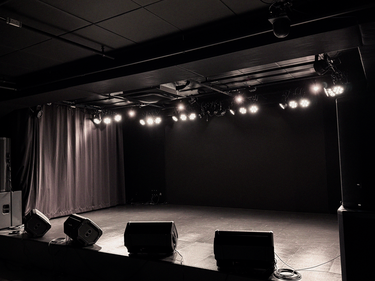 panoravr's tweet photo. VTuber特化型XRライブハウス「1st Stage」が東京都八王子市にオープン　収録・配信・各種イベントまで幅広く利用可能
https://t.co/py9IiEx3Ot

透過LEDパネルを採用したライブハウス「1st Stage」がオープン。個人アーティストや小さなチームでも、本格的なXRライブが開催可能に。 https://t.co/MM4ZRR0ct7