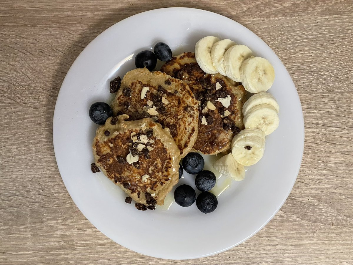 paniiit__'s tweet photo. ไม่ได้ทำกินนาน อร่อยเหมือนเดิม high protein pancakes 🥞🫐 คาร์บเท่าไหร่ไม่รู้แต่โปรตีนน่าจะ 50g ได้ 😋 https://t.co/UcRpbuA6wS