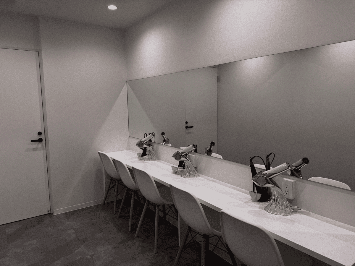 panoravr's tweet photo. VTuber特化型XRライブハウス「1st Stage」が東京都八王子市にオープン　収録・配信・各種イベントまで幅広く利用可能
https://t.co/py9IiEx3Ot

透過LEDパネルを採用したライブハウス「1st Stage」がオープン。個人アーティストや小さなチームでも、本格的なXRライブが開催可能に。 https://t.co/MM4ZRR0ct7