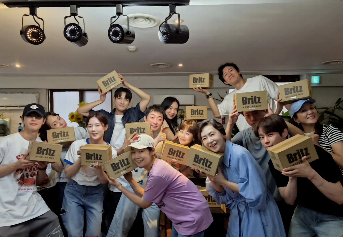 t2Nmedia's tweet photo. 음악극 #눈이부시게 ⌚💧✨

개막 첫 주를 무사히 마친 기념으로 
📻공식 파트너 Britz의 기쁜 선물과 함께 찰칵!🎁📸

단 4주 남은 음악극 <눈이 부시게>
사랑하는 사람들과 순간의 소중함을 느껴보세요💕

https://t.co/mnGdXTTRym

-
📅2026.6.16-07.19
📍 백암아트홀

#음악극 #눈이부시게 https://t.co/CgapfkffaW