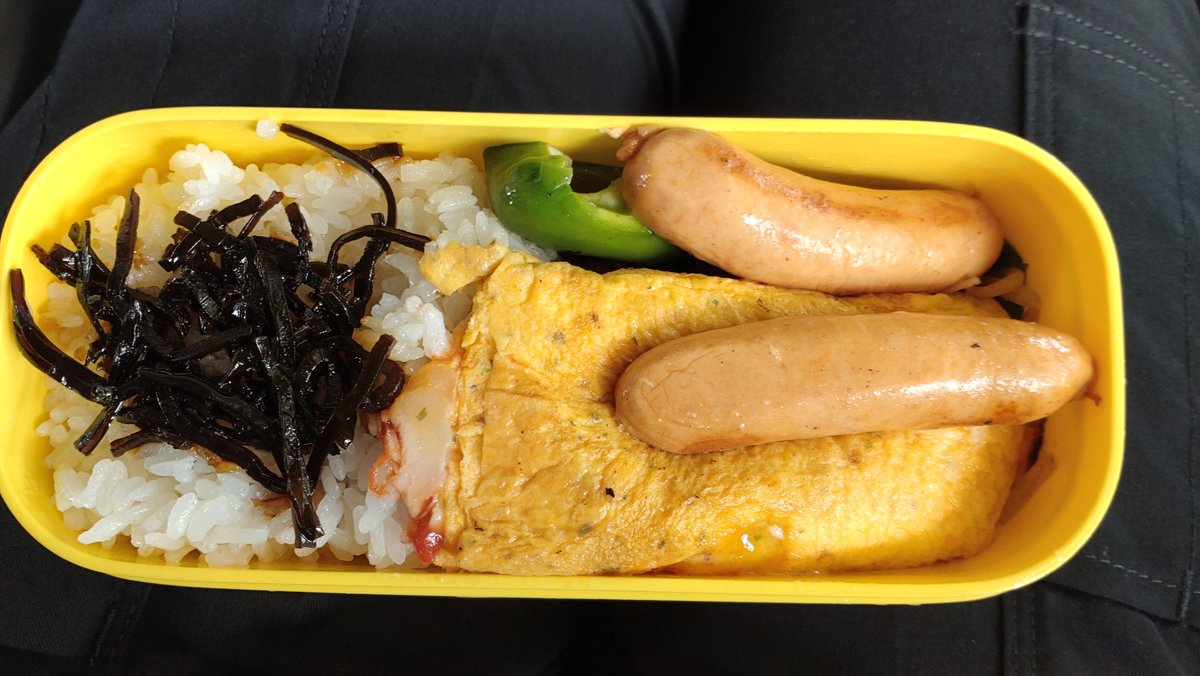 Bluedogfullmoon's tweet photo. 昨日飯と今日飯。
いつも入ってる卵焼きはチーズオムレツだしその下に隠れるようになんか色々詰めてたりする。 https://t.co/HiOMaXxrDM