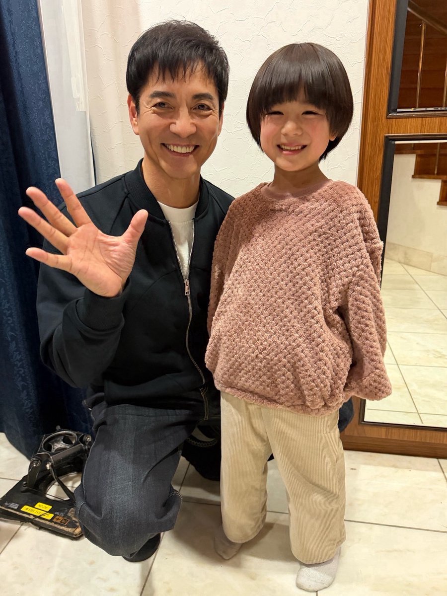 doramanext_tx's tweet photo. ❬❰ 📸𝗼𝗳𝗳 𝘀𝗵𝗼𝘁 ❱❭

監督と一緒に記念写真を撮りました📸

ドラマ「水曜日、私の夫に抱かれてください」
#山本弓月 #沢村一樹
▼#すいだか はTVerで無料見逃し配信中📺
║https://t.co/nVmcjqctBc
★U-NEXTでは全話独占配信中★
║https://t.co/8egg0eiEZ0 https://t.co/3LlJ7QVl2j