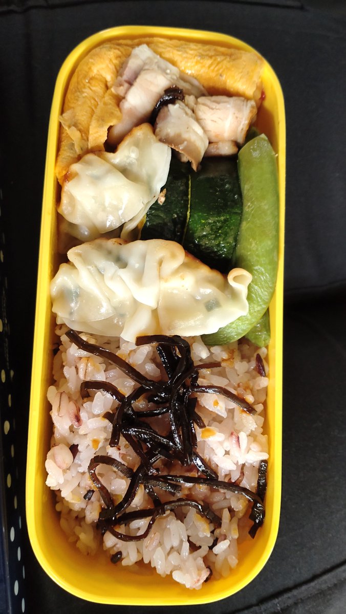Bluedogfullmoon's tweet photo. 昨日飯と今日飯。
いつも入ってる卵焼きはチーズオムレツだしその下に隠れるようになんか色々詰めてたりする。 https://t.co/HiOMaXxrDM