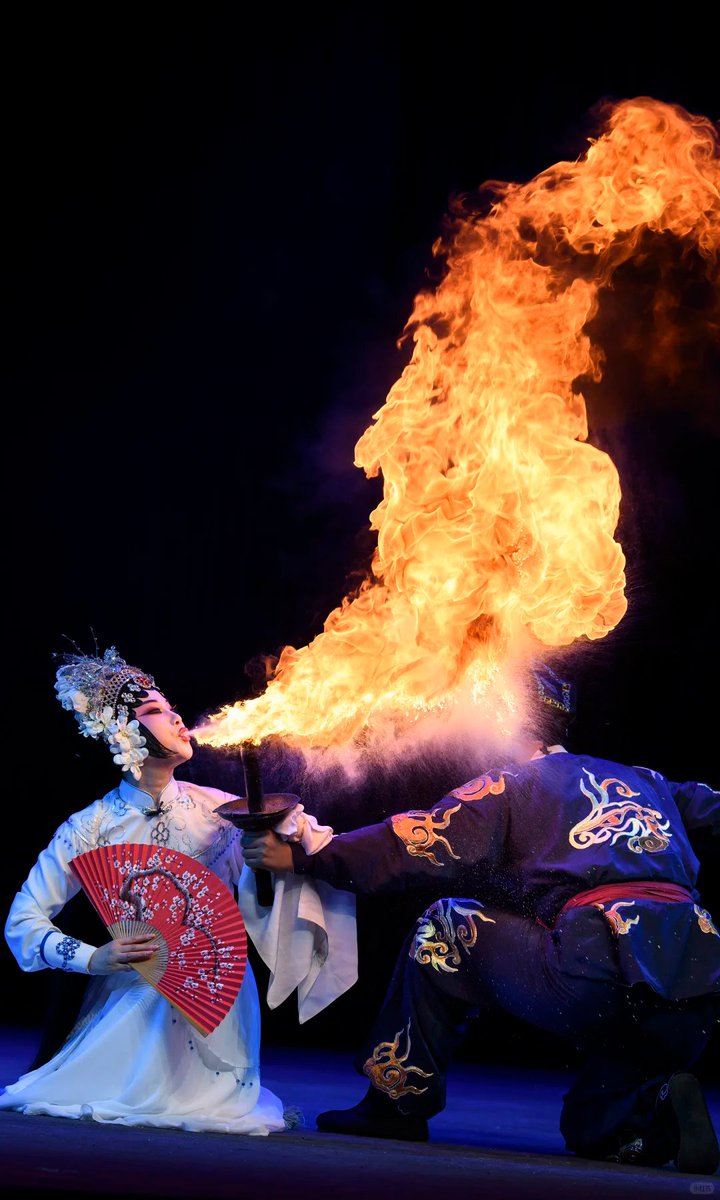 FreshChangan's tweet photo. 🔥 The Secret Behind Qinqiang Opera’s Fire-Breathing
In traditional Qinqiang Opera, actors hold pine resin powder in their mouths and blow it forcefully toward a torch, creating a dramatic burst of flames in an instant. #QinqiangOpera #FireBreathing #XiAn #ChinaTravel https://t.co/LsXoweM8Wh