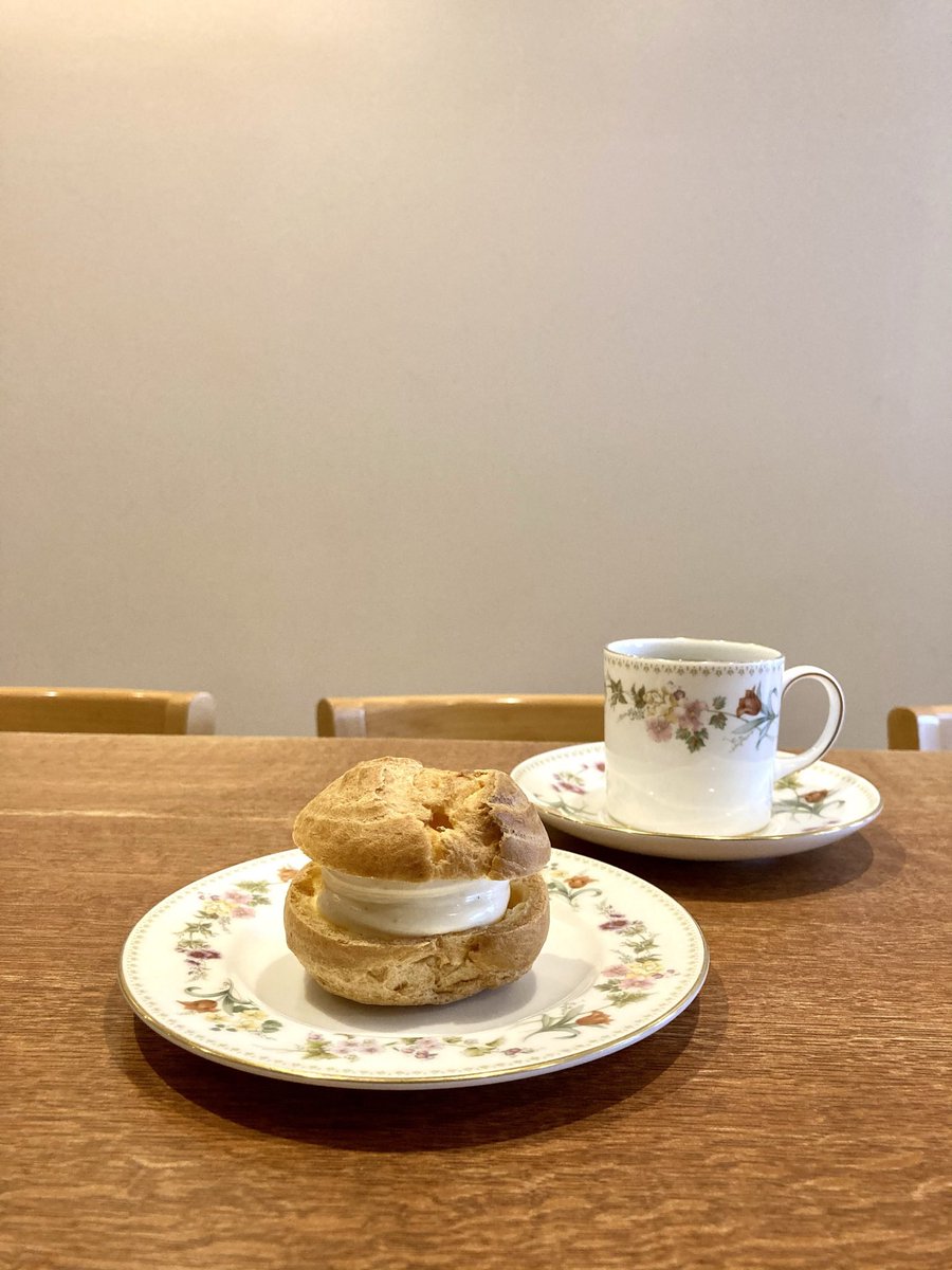 Bopeep0605's tweet photo. 本日
和栗のモンブラン
シュークリーム
洋梨とベリーのコーンミールケーキ
ヴィクトリアサンドイッチケーキ
ティラミス
洋梨のタルト
レモンとマスカルポーネのロールケーキ
栗とミルクチョコレートのケーキ
フルーツタルト
トライフルなどなどご用意して
お待ちしています
キッシュあります
#吉祥寺 https://t.co/qFLkophq6r