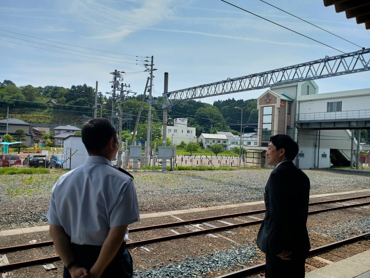 jasdf_misawa's tweet photo. #青い森鉄道 三沢駅🚃へ基地司令が航空祭に関するご挨拶に伺いました。駅や線路の説明を受け、電車好きの基地司令は興味津々で話に聞き入っていました。
　航空祭当日、三沢市内は渋滞が予想されます。移動の際は、ぜひ公共交通機関をご利用ください。

#三沢基地航空祭
#シルバーウィークは青森へ https://t.co/ZeMAjSMn2E