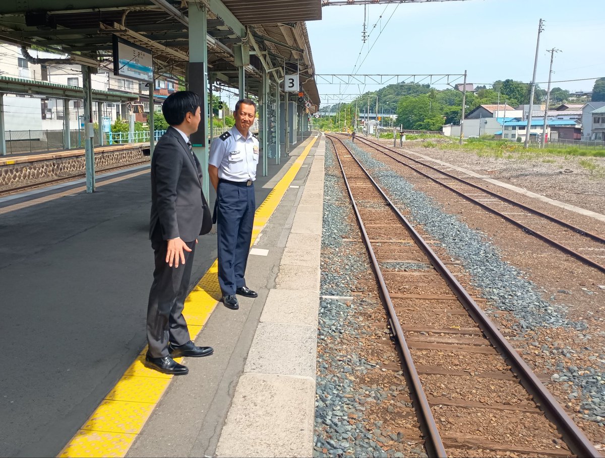 jasdf_misawa's tweet photo. #青い森鉄道 三沢駅🚃へ基地司令が航空祭に関するご挨拶に伺いました。駅や線路の説明を受け、電車好きの基地司令は興味津々で話に聞き入っていました。
　航空祭当日、三沢市内は渋滞が予想されます。移動の際は、ぜひ公共交通機関をご利用ください。

#三沢基地航空祭
#シルバーウィークは青森へ https://t.co/ZeMAjSMn2E