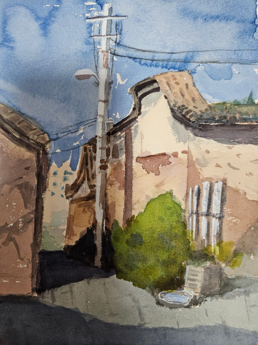 BabyLsm's tweet photo. Loved this impromptu watercolor sketch session at the street art corner today! Captured the golden sunset glow on old brick walls—art is everywhere if you slow down , https://t.co/gtK4wSklMV