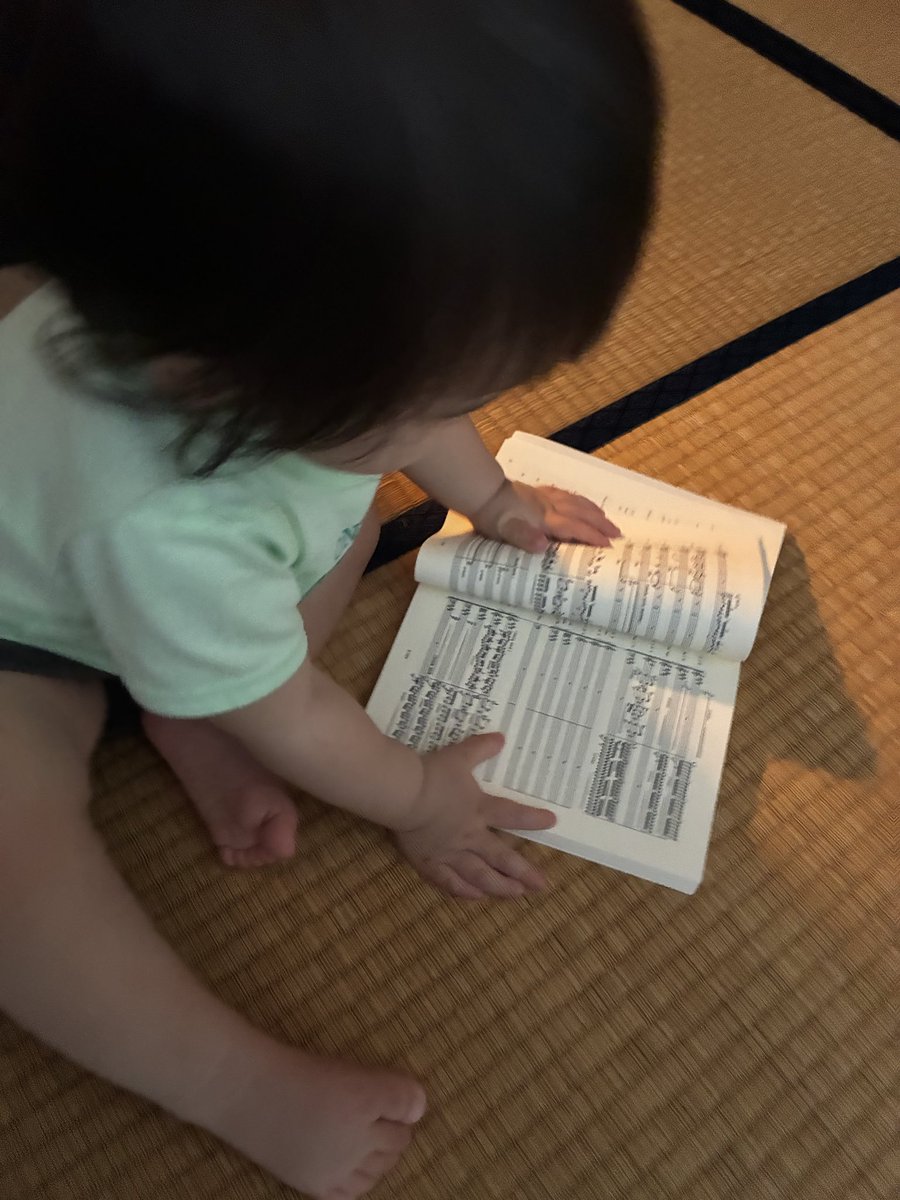 kana_moe's tweet photo. 子の最近マイブーム。分厚くて中身が薄くてバラララって捲れるのが楽しいのかよく楽譜棚のもの全部出した後にペラペラしてる。オケ民はなんのスコアかすぐわかりそう😌 https://t.co/xIEUIxyykS