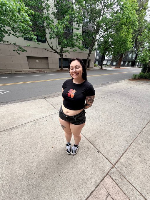 Lenna Lux - 2 pic. Do I still look good with clothes on? https://t.co/Jg2L5RivjD