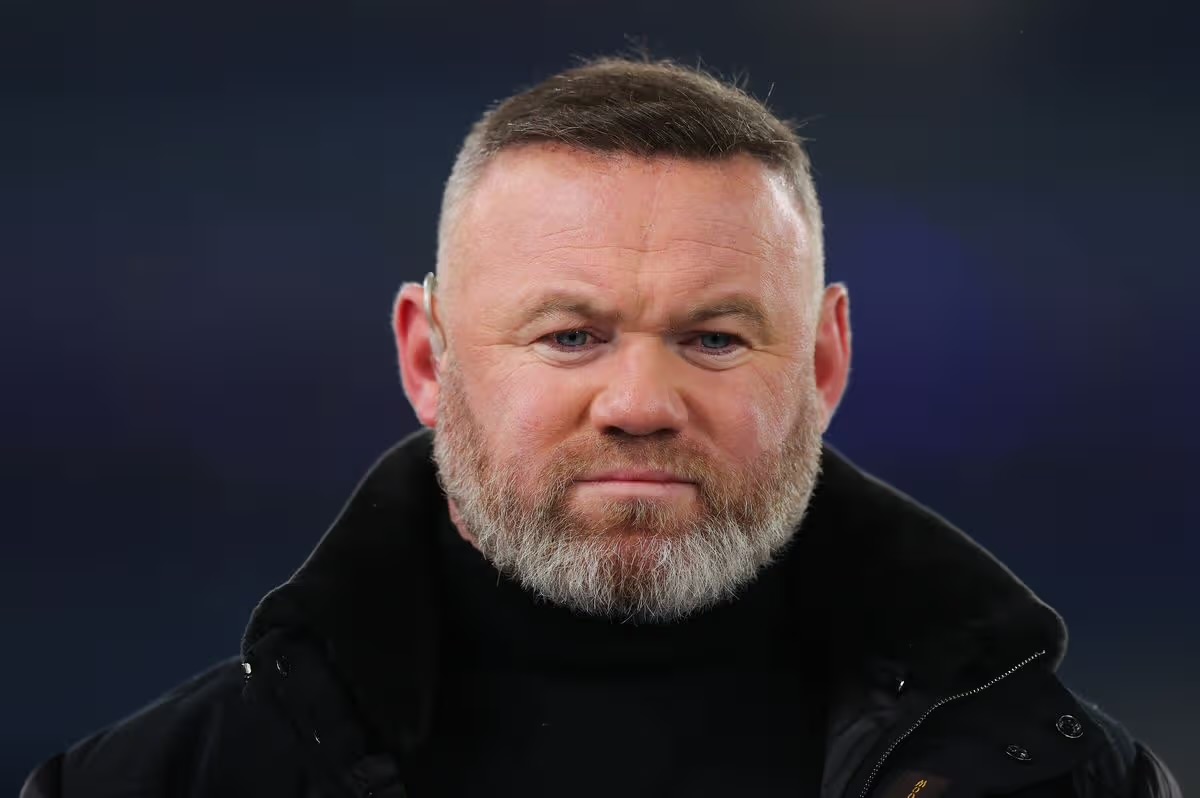 futaspor's tweet photo. Wayne Rooney, Lionel Messi’nin Avusturya maçındaki performansı hakkında:

“Şunu net söyleyeyim; şu an tanık olduğumuz şey tamamen akıl almaz. Kariyerim boyunca futbolun en üst seviyesinde oynadım ve bu oyunun fiziksel yükünü çok iyi biliyorum. Messi’nin bugün iki gol atıp Dünya Kupası tarihinin en golcü oyuncusu olması inanılmaz.

Nasıl oluyor da hepimiz bunu normalmiş gibi karşılıyoruz? Adam 39 yaşında. Bu yaşta çoğu futbolcu ya sahilde dinleniyor ya da amatör maçlara çıkacak hâli zor buluyor. Messi ise dünyanın en büyük turnuvasına hükmediyor. Bunun mantıklı bir açıklaması yok.

Rakiplerini kolayca geçiyor, oyunu herkesten birkaç adım önce okuyor ve hâlâ 20’li yaşlarındaymış gibi bitiricilik yapıyor.

Daha önce de söyledim, yine söylüyorum: Lionel Messi’nin futbol tarihinin en iyisi olduğundan hâlâ şüphe duyan biri varsa, ortada artık futbol tartışması yoktur.

Gözlerinizi açıp sahada yaptıklarına bakmanız yeterli. Taktik analizlere ihtiyacınız yok. Kariyeri boyunca yaptıkları zaten inanılmazdı ama 39 yaşında Dünya Kupası gol rekorunun zirvesine çıkmak bambaşka bir seviye.

Buna benzer bir şeyi bir daha asla göremeyeceğiz. Artık analiz etmeyi bırakıp, krampon giymiş en büyük futbolcuyu izlediğimizin tadını çıkarmalıyız.” 🐐🇦🇷