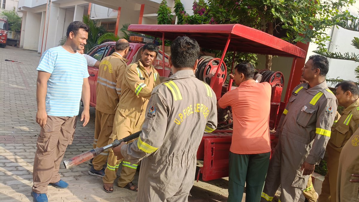 gorakhpurfire's tweet photo. श्रीमान अपर पुलिस महानिदेशक महोदया , अग्निशमन तथा आपात सेवा उo प्रo के आदेशानुसार दिनाँक 23.06.2026 दिन मंगलवार को जनपद गोरखपुर के अग्निशमन के केंद्र पर मॉकड्रिल का आयोजन किया गया https://t.co/op8xfTN9yC