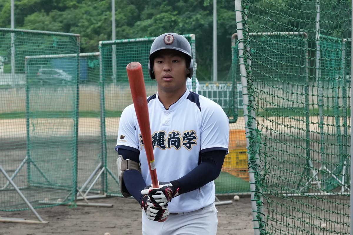 muroken2015's tweet photo. 全国王者の沖縄尚学は、沖縄大会初戦で末吉良丞選手（3年）が7番DHでスタメン。4月に肘を痛め、キャッチボールは5月に再開しています。パワーはチームNo.1らしく、練習では柵越えの推定120ｍ弾を飛ばして指導者から「リチャードか！」と突っ込まれていた。 #高校野球 https://t.co/TfdXESEaOz