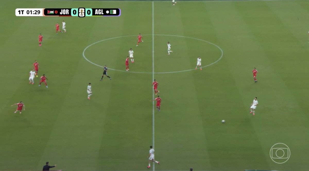 futebol_info's tweet photo. As crianças já se divertiram. Agora é a vez dos adultos apreciarem um bom jogo de futebol.

📸 Reprodução/Globo https://t.co/T6Cte2xPcG
