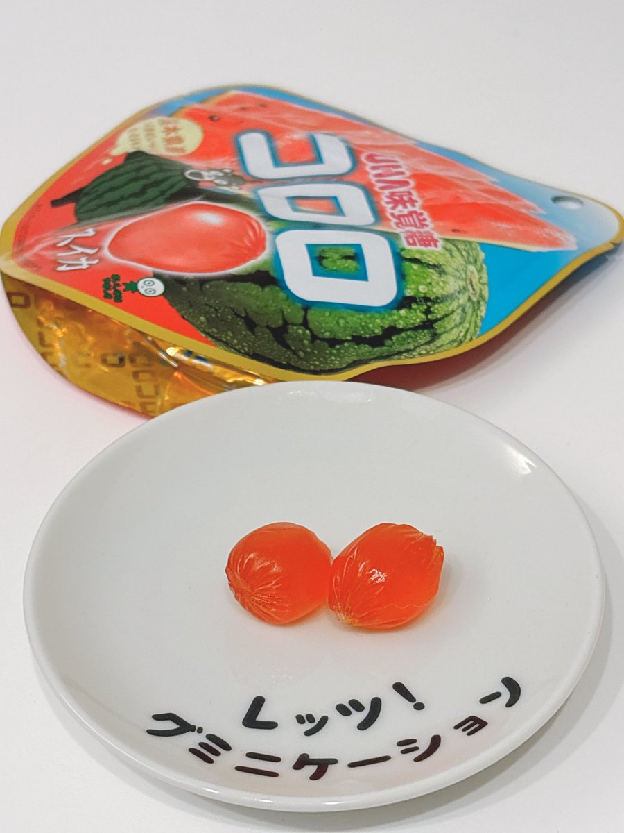 japan_gummy's tweet photo. #日本グミ協会 公式レビュー

UHA味覚糖
「コロロ スイカ」🍉ｸﾞ٩( ᐛ )و ﾐ

開けた瞬間からスイカ！

みずみずしさと香りの再現度が高く、
夏にぴったりのコロロですｸﾞ٩( ᐛ )و ﾐ

冷やして食べるのもオススメ！

#グミニケーション しよう！

――――――

日本グミ協会 追加解説

UHA味覚糖
「コロロ スイカ」🍉ｸﾞ٩( ᐛ )و ﾐ

コロロから、熊本県産スイカピューレを使用したスイカ味が登場！

パッケージにはくまモンも描かれていて、赤・緑・青の配色も夏らしさ全開ですｸﾞ٩( ᐛ )و ﾐ

意外にも、記憶の中ではコロロのスイカ味は初めてかも？

コロロといえば、薄い皮と中のやわらかなグミによる「果実感」が魅力。

シャインマスカットや巨峰、佐藤錦など、皮のある果物との相性が特に良く、その再現力の高さが支持されてきました。

今回のスイカもかなり完成度が高め。

まず袋を開けた瞬間の香りがすごい！

「わぁ、スイカだ！」と思うくらい、夏のスイカらしい香りがしっかり広がります🍉

中の味も、甘さを必要以上に盛っていないのがポイント。

砂糖で作った甘さというより、スイカ本来の自然な甘みを再現している印象です。

噛んでいるうちに、なんとなく「スイカに塩」をかけた時のような甘さの引き立ち方も感じられて、後味もさっぱりしていますｸﾞ٩( ᐛ )و ﾐ

形は丸いので、スプーンで丸くくり抜いたミニスイカみたいで見た目もかわいいですね。

コロロは水分バランスが絶妙なので、冷蔵庫で冷やしたり、少し凍らせてもカチカチになりにくいのも特徴。

むしろ夏は冷やして食べると、よりスイカらしさが楽しめると思います🍉ｸﾞ٩( ᐛ )و ﾐ❄️

夏のデザート感覚で楽しめる、かなり完成度の高い一袋でしたｸﾞ٩( ᐛ )و ﾐ