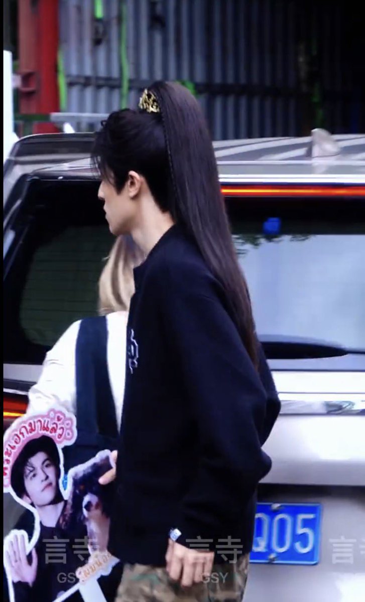AOMTOFFY's tweet photo. แง๊…..ถึงมือน้องแพทแล้ว ตั้งใจสั่งปริ้นถือไปจากไทย ขนาด 40 ซม. เกือบยัดไม่ลงกระเป๋า จดหมายก็ตั้งใจเผื่อไปอีกฉบับ จะเอาไปให้ก่อนกลับ เมื่อวานไปรอ แพทไม่เข้า นั่งเส้าหน้าร้านชำ

ขอบคุณพาส (COCONUT) เมื่อวานมานั่งปลอบใจไท่กั๋ว 3 หน่อ 😁 แถมรับฝากของเอาให้แพทด้วย 

แพทพี่เสียใจด้วยนะที่แพทอดเจอคนสวย…(มาง้อหน่อย) ถือขึ้นรถบ้านด้วย ถ่ายรูปกับชุดเจิ้งเยี่ยนลงหน่อยสิ

Patrick As ZhengYan🥳
#แพทริคเปิดกล้องไห่ถังชุน
#TheKillingOfBegonia
#แพทริค #海棠春