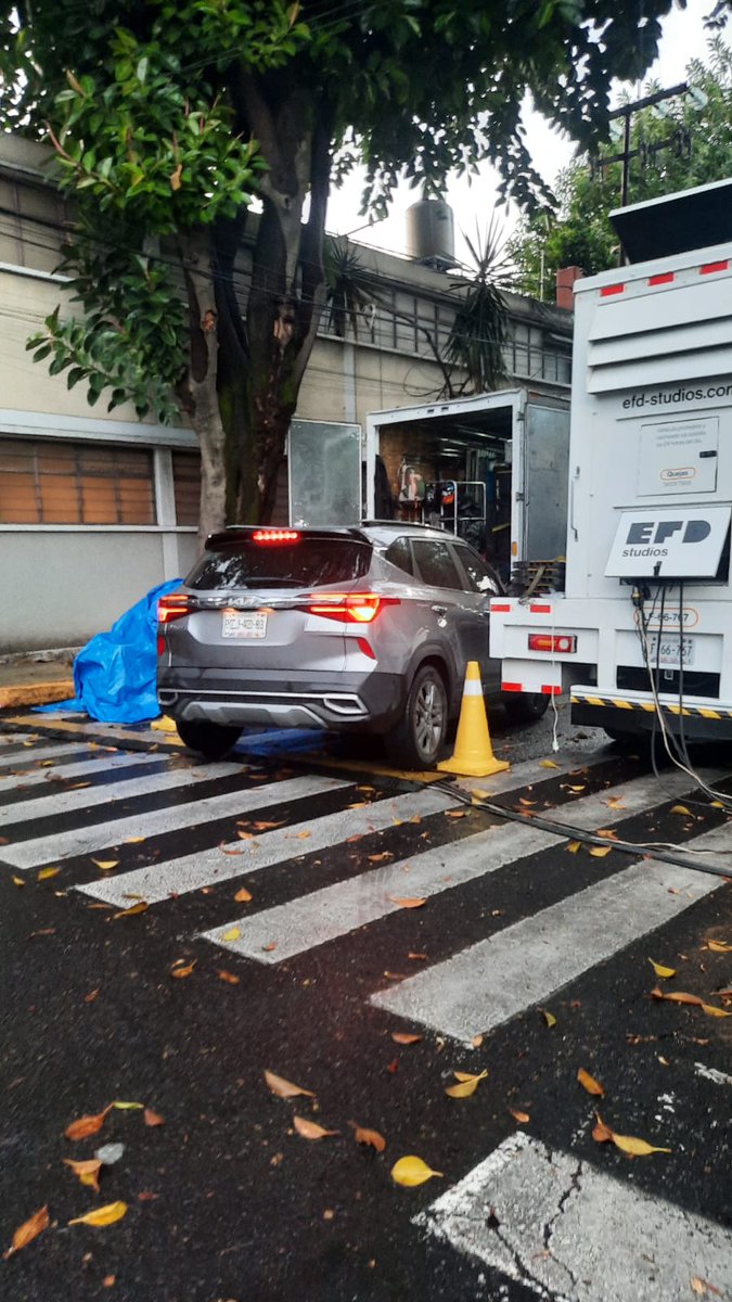 CHEXARE_1's tweet photo. @AlcaldiaMHmx @MHcesac @OlaMHmx Solicito su apoyo para checar los permisos de la producción en #ColoniaPopotla ya que llegaron sin avisar arbitrario e invadiendo cebras y cocheras @AztecaNoticias @nmas @nmasforo continuo en comentarios.... https://t.co/3wRyyj2fJ0