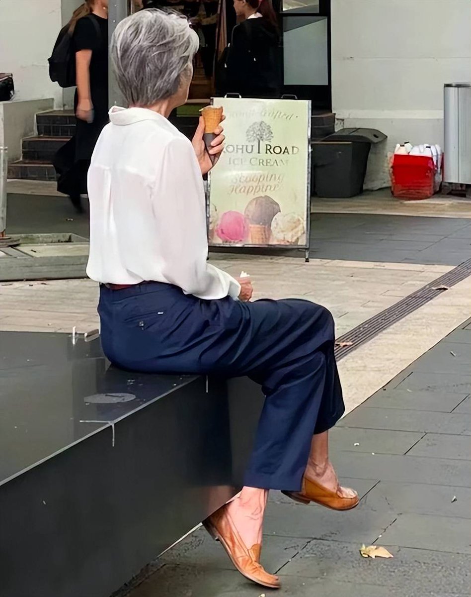 sno2yy's tweet photo. A stranger helped me carry my heavy groceries up 3 flights of stairs today. Small act, huge warmth—restoring my faith in people https://t.co/64LjZKpeOU