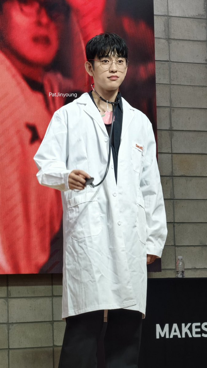 Gypsophiilas's tweet photo. ขอบทคุณหมอหน่อยค่ะ หมอหล่อบอกต่อด้วย @JINYOUNG 

#Jinyoung https://t.co/xBI0fH4C69