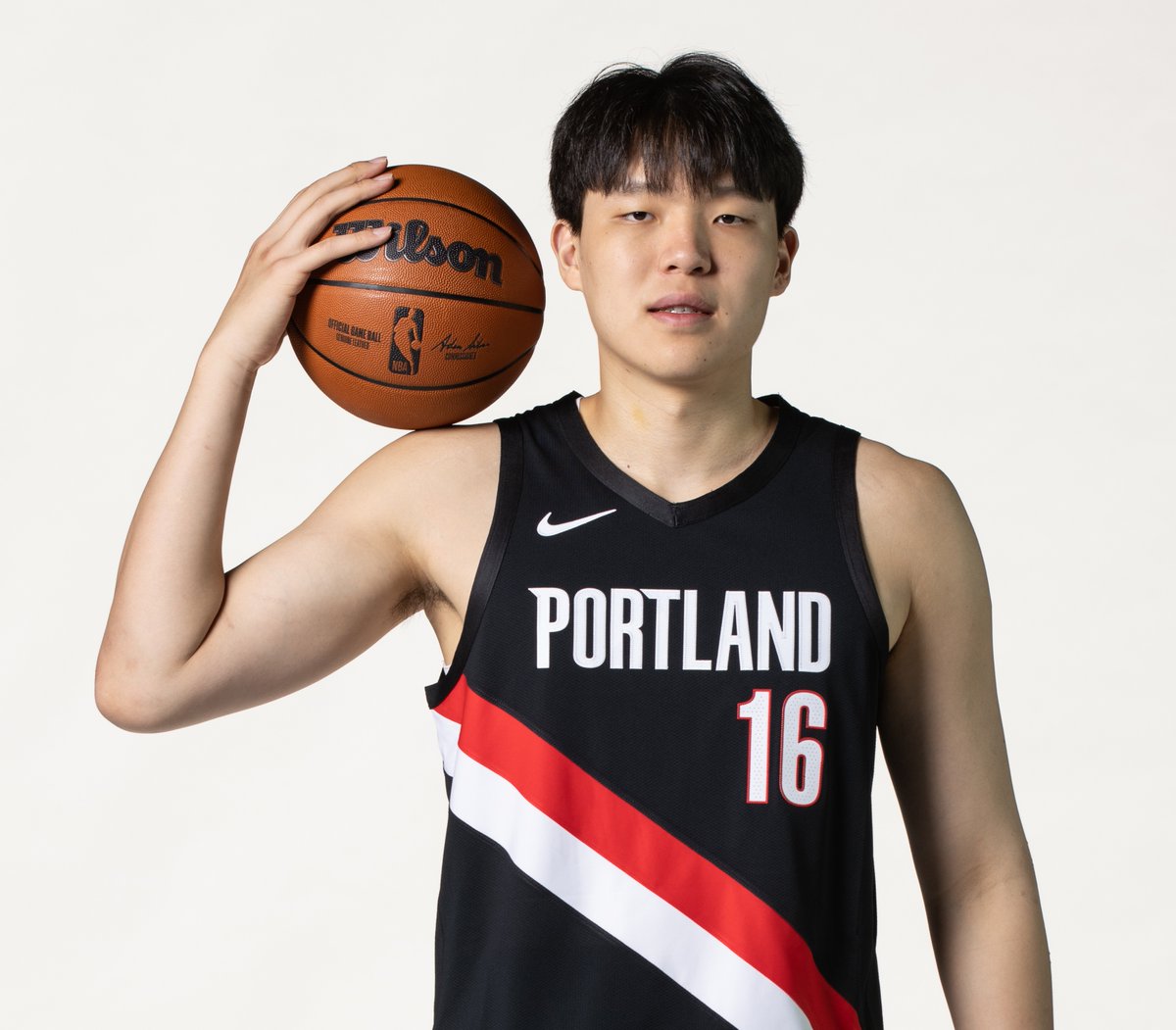NBA's tweet photo. Join us in wishing Yang Hansen of the @trailblazers a HAPPY 21st BIRTHDAY! https://t.co/QfbZF9CTRu