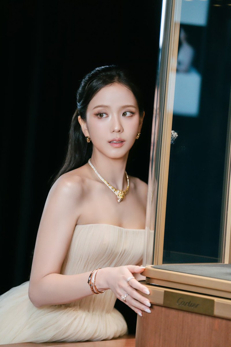 CHINAJISOOBAR's tweet photo. 260623 #JISOO Weibo sooyaaa_智秀 update.

Spending precious moments with the Panthère de Cartier in Seoul ✨
🔗https://t.co/mhy6CbBD3T

@officialBLISSOO @shumontopia https://t.co/gwZ7RkFb4w