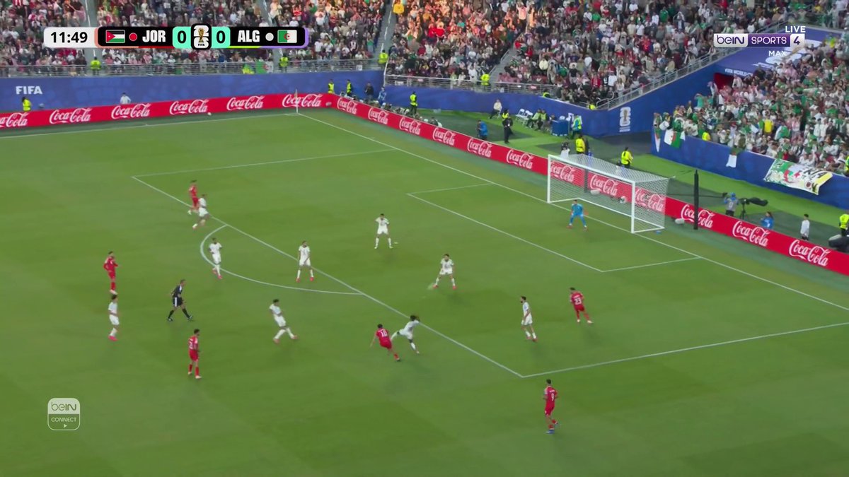 حارس منتخب الجزائر لوكا زيدان يتصدى لتسديدة من نجم الأردن موسى التعمري. #كاس_العالم_٢٠٢٦ 