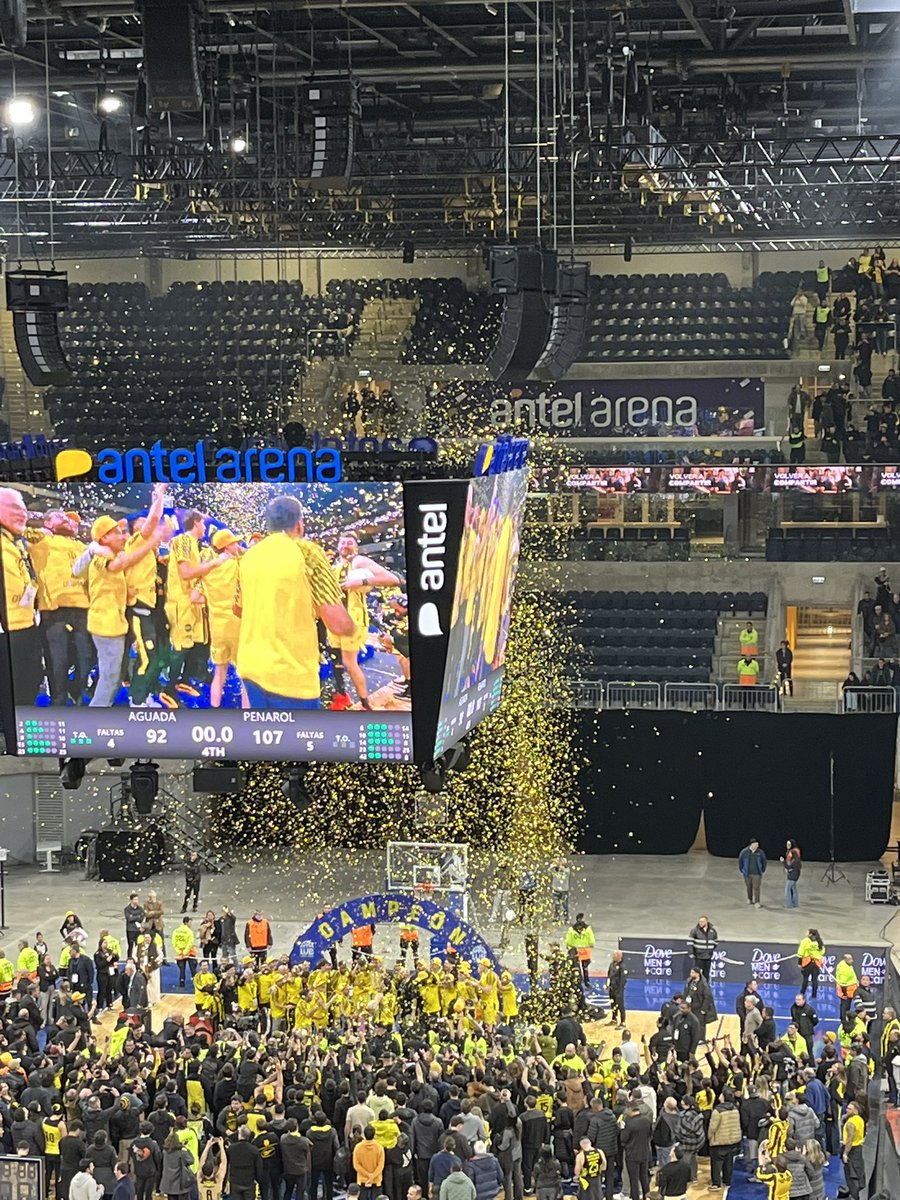 joak_15's tweet photo. Volvimos al metro / volvimos a salir campeón 
PEÑAROL https://t.co/yVUJTreGAw