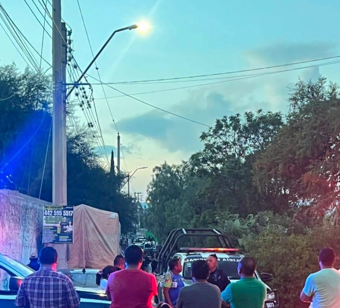 AlertaQro's tweet photo. 🚨 Balacera en Cadereyta deja dos personas muertas ⚠️

👮‍♂️🚔 La Secretaría de Seguridad Pública Municipal de Cadereyta informó que por estos hechos una persona fue detenida en la comunidad de Los Vázquez. 🚨

Más información 🚔 https://t.co/IxXhtnjOeV

#Cadereyta #Seguridad #Balacera #Querétaro #Noticias 🚨