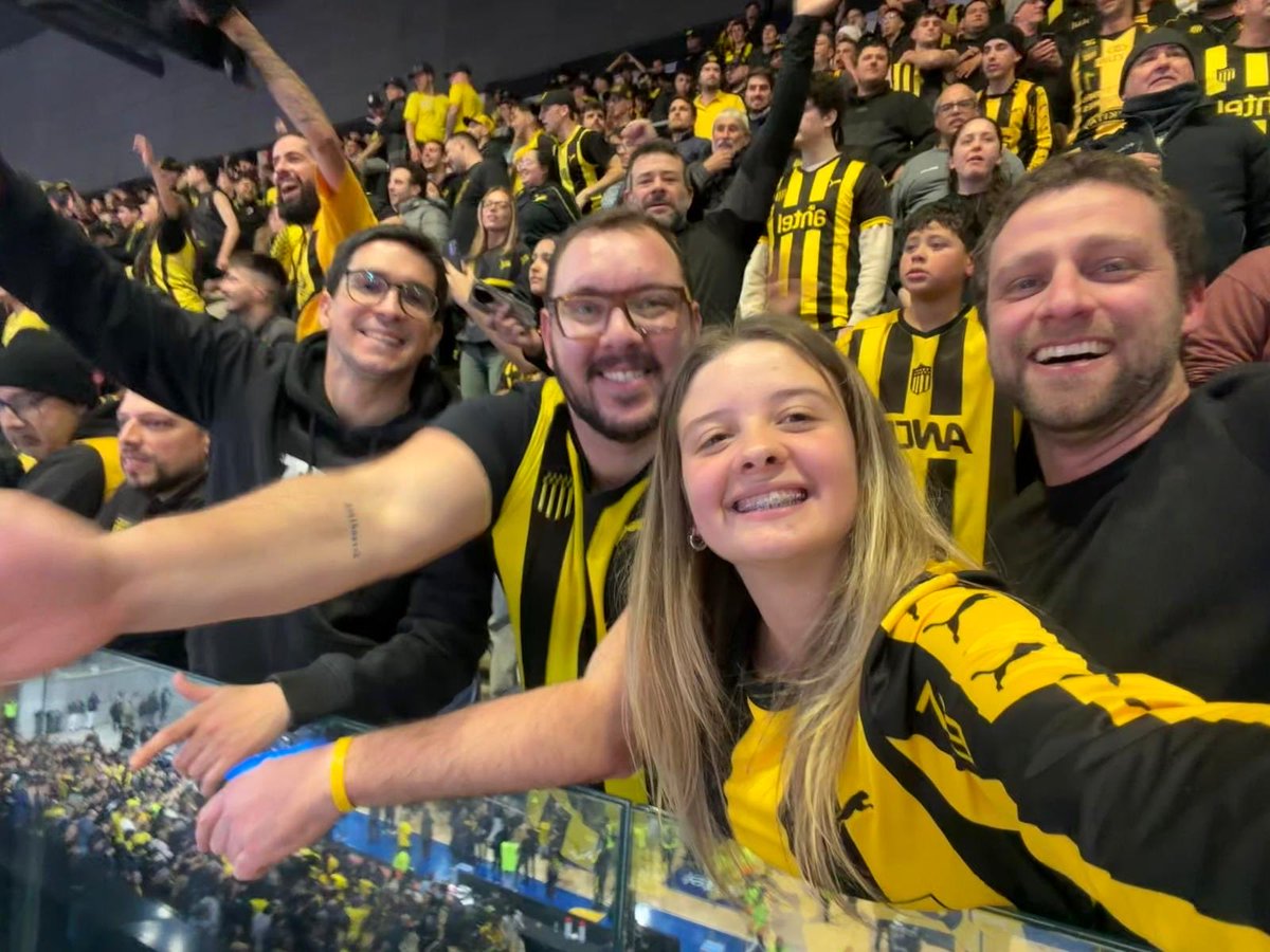 BichoColombo's tweet photo. Beso grande al Pepo.
Que divino todo, viva siempre Peñarol.
Las sonrisas no mienten. https://t.co/0Jpsaam6Kn