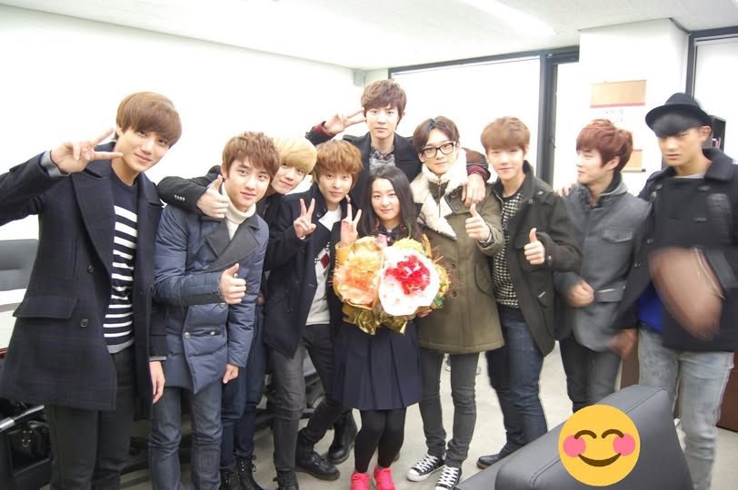 superbstff's tweet photo. ฮืออออ เห็นเบื้องหลังที่พี่กิไปถ่ายรูป backstage กับเอ้กโซที่คอนแล้วเดจาวูสุดๆ คือเอ้กโซเห็นพี่กิมาตั้งแต่ตัวจิ๋วเดวอะ สมัยน้องเสื้อเหลือง SOPA วันที่พี่กิเรียนจบเอ้กโซยังมาถ่ายรูปด้วยอยู่เลย อุ๋งมากกกกกก🥺 https://t.co/8GtFeqZqbF https://t.co/bRYmtXLUNM