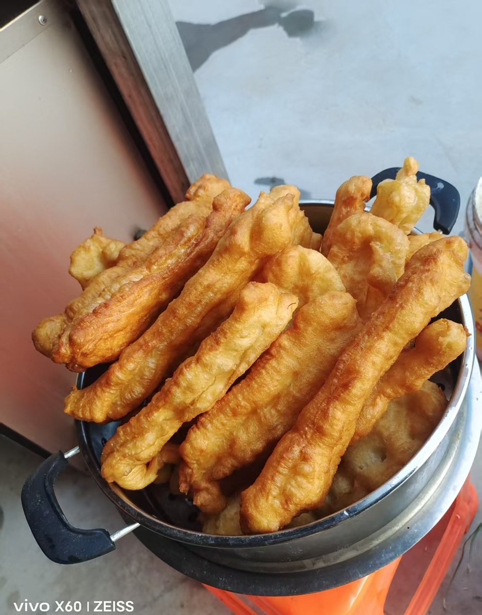 IvanKator's tweet photo. Craving late-night street vibes This crispy fried dough stick slathered with sweet condensed milk hits different—warm, crunchy, and pure comfort! ， https://t.co/l7TcGNTST2