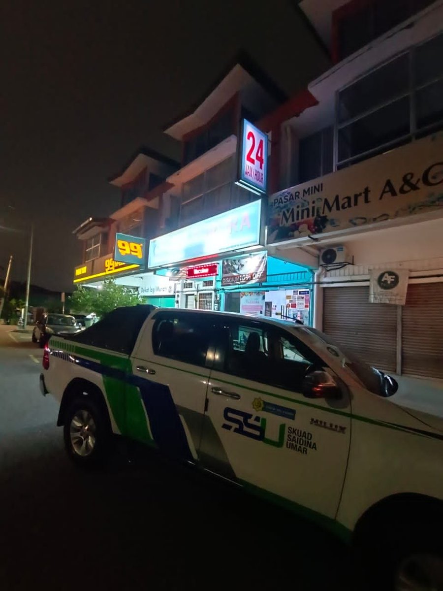 zakatselangor's tweet photo. Usaha mencari lewat malam 

Menerima info daripada warga maya menerusi aplikasi "threads", Skuad Saidina Umar (SSU) Zakat Selangor bertindas pantas cuba menghubungi wanita tersebut. 

Beliau mengakui telah keluar daripada rumah sewa akibat masalah kadar sewaan terlalu mahal dan mendakwa tidak dikembalikan bayaran deposit sewaan rumah sehingga beliau telah membuat laporan polis. 

Hasil perbualan, pihak SSU cuba mendapatkan lokasinya bermalam untuk pihak kami turun menyantuni serta berbincang apakah bantuan yang dapat kami hulurkan. 

Wanita tersebut memberikan lokasi dan telah maklum pada sekitar jam berapa akan berada di lokasi tersebut. 

Pihak SSU Zakat Selangor menunggu sehingga lebih 2 jam di lokasi tersebut, kemudian beliau maklumkan ada kecemasan kerana anak demam, pihak kami minta lokasi klinik dan beliau berikan. 

SSU terus bergerak ke lokasi, sampai di klinik hampir 1 jam kami menunggu, pihak klinik maklumkan tiada pesakit yang datang dalam tempoh waktu ini dan beliau gagal dihubungi. 

Sehinggalah jam 4 pagi pihak SSU menerima pesanan di aplikasi "whatsapp" menyatakan beliau ke hospital dan tidak dimaklumkan lokasi hospital. 

Sehingga kini, wanita ini tidak dapat dihubungi dan kami tidak tahu sejauh manakah kebenaran beritanya. Pihak kami berusaha santuni sebaiknya, namun tempoh masa yang sangat panjang membuatkan kes lain tergendala. 

Kepada warga maya, sekiranya menerima berita, jangan terus mudah mengecam, selidikilah, kami juga sentiasa berusaha memberikan santunan terbaik, namun jika sehingga menjejaskan tenaga dan masa petugas kami yang juga perlu menguruskan kes lain, ianya dilihat amat tidak wajar dan tidak bertanggungjawab. 

Sampaikan kepada kami info orang memerlukan, kami semak, siasat dan santuni sebaiknya. Skuad Saidina Umar (SSU) Zakat Selangor sentiasa ada buat anda. Insya-Allah. 

Kredit: ibnuhusain