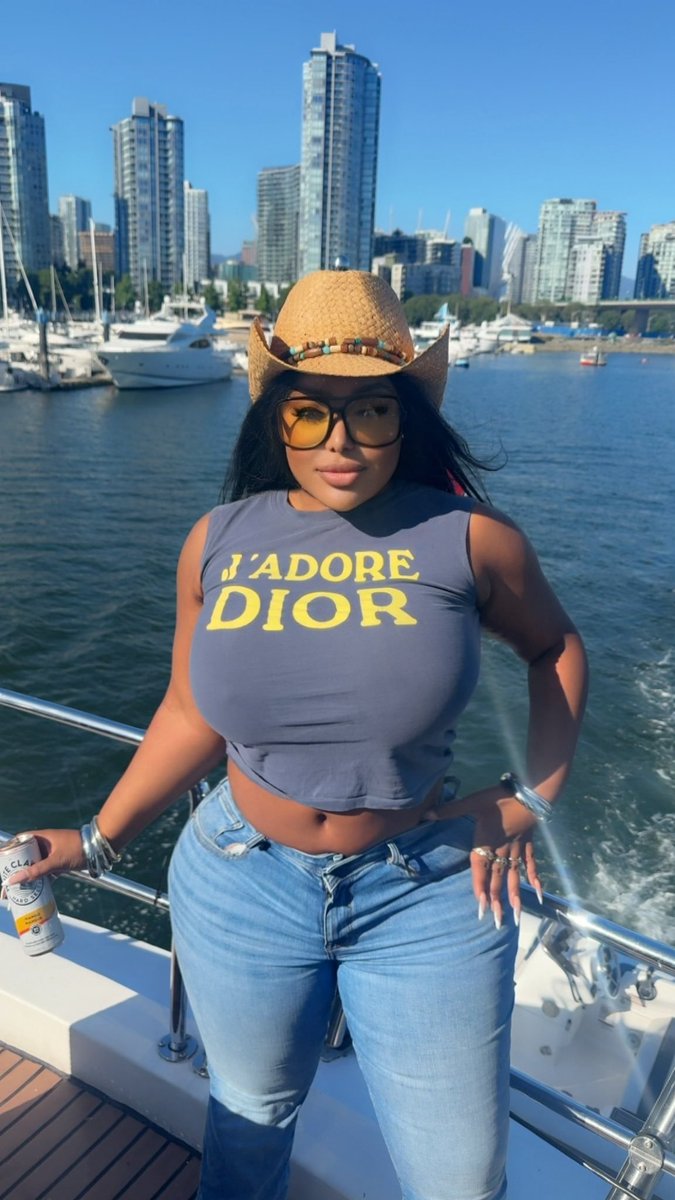 baddiesonxxxx's tweet photo. weekend on the yacht.@giannav6969 
🔗https://t.co/mPBNS22STx https://t.co/qTzAZhYi2Y