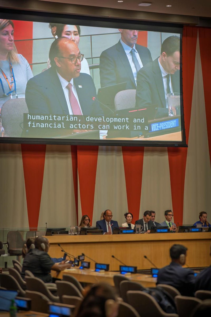 RDenONU's tweet photo. República Dominicana copreside en la ONU una jornada clave sobre desarrollo y desplazamiento

El embajador Wellington Bencosme, en su calidad de Vicepresidente del ECOSOC, copresidió junto a España la Reunión del ECOSOC sobre la Transición del Socorro al Desarrollo, celebrada en Nueva York bajo el tema "Avanzar soluciones para las personas desplazadas internas y fortalecer el financiamiento en contextos de crisis".

El encuentro reunió a Estados Miembros, agencias de la ONU, instituciones financieras internacionales y la sociedad civil, con la participación de la Comisión de Consolidación de la Paz y del Grupo Asesor Ad Hoc sobre Haití. Las deliberaciones prestaron especial atención a Haití, Sudán del Sur y el Sahel, contextos donde las brechas de financiamiento, el desplazamiento y los retos del desarrollo se entrelazan con mayor intensidad.