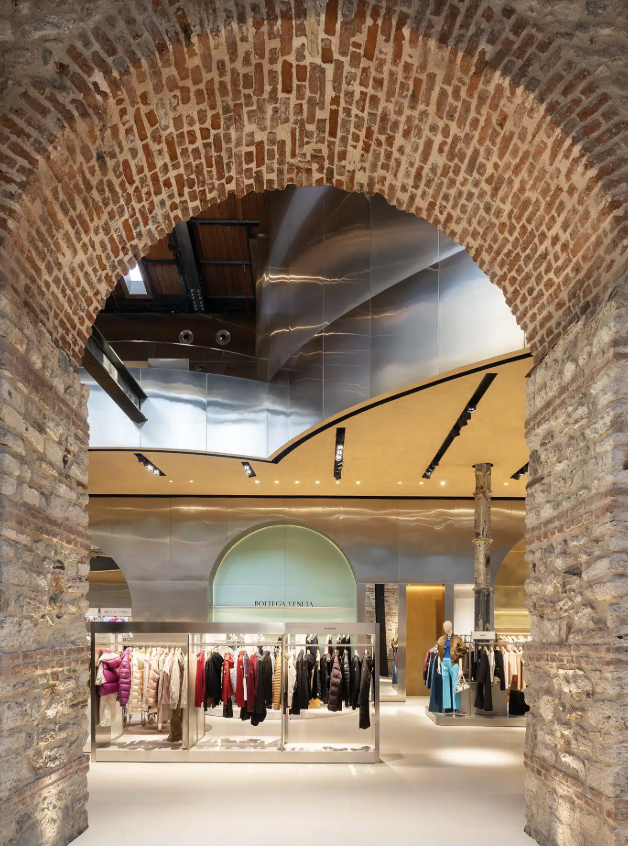 Arquine's tweet photo. Beymen Tersane, en Estambul (Turquía), inserta una secuencia de galerías contemporáneas dentro del antiguo Arsenal Imperial Otomano, transformando las naves industriales en un espacio comercial y cultural. Un proyecto de OMA. |  https://t.co/YTRJtv1AW2 https://t.co/u3NJu5OfAH