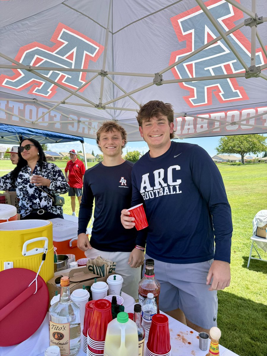 braedenward23's tweet photo. Had a great time volunteering at our team’s golf tournament. Grateful for everyone who came out to support the program. 

Looking forward to a great season with this group. 🏈⛳

@chasebaker2025 @ARCBeaverBall 

#jucofootball #runningbacks #football #Fundraising https://t.co/heAuQvfDz5