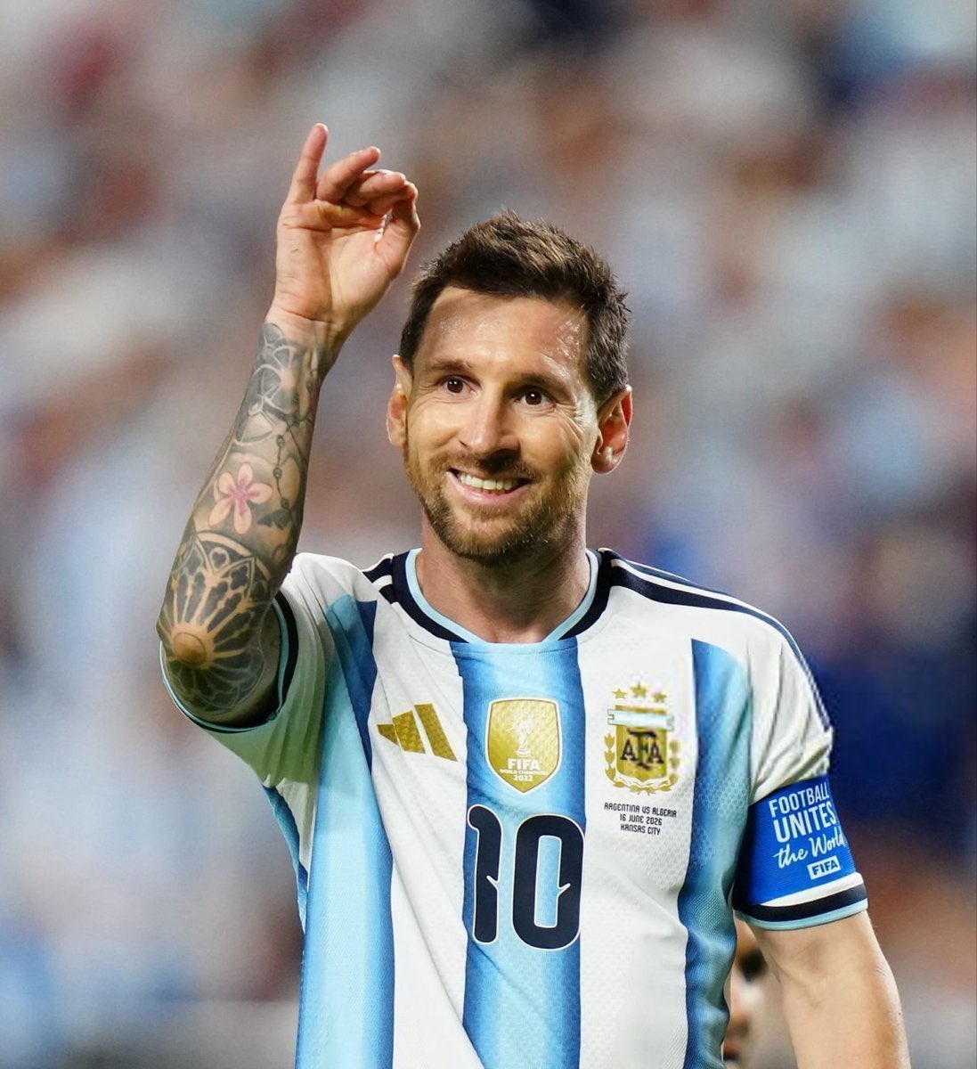 bgyetherr's tweet photo. 🎙️ Wayne Rooney, Avusturya maçındaki Lionel Messi performansı hakkında:

“Şunu şimdi söyleyeyim; şu anda tanık olduğumuz şey tamamen akıl almaz bir durum. Ben futbolun en üst seviyesinde oynadım, bu oyunun fiziksel olarak ne kadar yıpratıcı olduğunu biliyorum. Messi’nin bugün iki gol atarak Dünya Kupası tarihinin en golcü oyuncusu rekorunu kırması ise düpedüz inanılmaz.

Nasıl oluyor da hepimiz bunu normalmiş gibi karşılıyoruz?

Adam 39 yaşında.

39 yaşında çoğu futbolcu ya bir sahilde emekliliğin tadını çıkarıyordur ya da amatör bir pazar ligi maçına çıkmak için yataktan zor kalkıyordur. Ama Messi, dünyanın en büyük turnuvasına hükmediyor.

Bu mantıkla açıklanabilecek bir şey değil.

Sahada oyuncuların arasından süzülüp geçiyor, oyunu herkesten üç adım önce okuyor ve sanki hâlâ 20’li yaşlarının ortasındaymış gibi bitiricilik yapıyor.

Daha önce de söyledim, yine söylüyorum:

Hâlâ Lionel Messi’nin futbol tarihinin en büyük oyuncusu olduğundan şüphe eden biri varsa, gerçekten mantıklı düşünemiyordur. Bu kadar basit.

Artık futbol açısından tartışılacak hiçbir konu kalmadı.

Beyniniz tamamen devre dışı kalmış olsa bile, sadece gözlerinizle sahada yaptıklarını izlemek bile bilmeniz gereken her şeyi anlatır.

Taktik analizlere ihtiyacınız yok.

Sadece ekrana bakmanız yeterli.

Kariyeri boyunca yaptıkları zaten inanılmazdı ama 39 yaşında Dünya Kupası rekorlar kitabının zirvesine çıkmak?

Bunun benzerini bir daha asla göremeyeceğiz.

Yapmaya çalıştığımız analizleri bir kenara bırakıp, krampon giymiş en büyük futbolcuyu izlediğimiz gerçeğinin tadını çıkarmamız gerekiyor.”