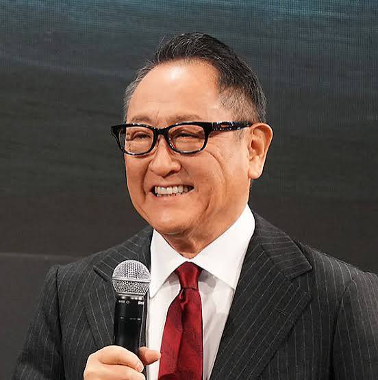 trucknakanohito's tweet photo. 頭の悪いワイでもトヨタの業績を見れば、豊田章男会長が21億円ぐらい貰えるのは分かるんですよ。でも大赤字の日産の社長がなんで5.6億円も貰えるのか分からない。

←トヨタ
3.8兆円の黒字で会長に21億円の報酬

日産
5300億円の赤字の社長に5.6億円の報酬→ https://t.co/tNJpiCA7xa