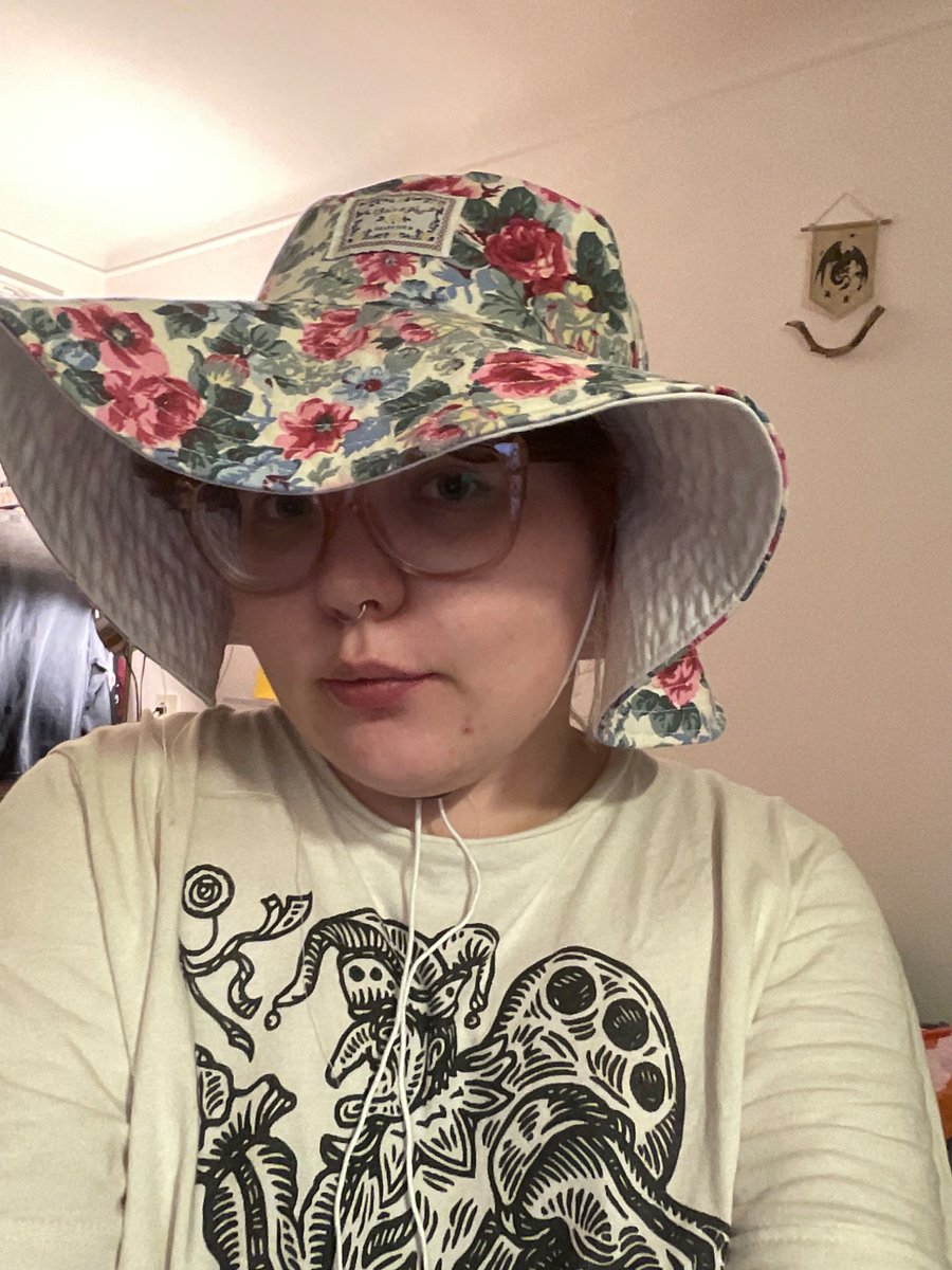 JuliaAugust11's tweet photo. Я пошила капелюха і він вийшов милий але дуже незручний! https://t.co/mUmb6CDDiw