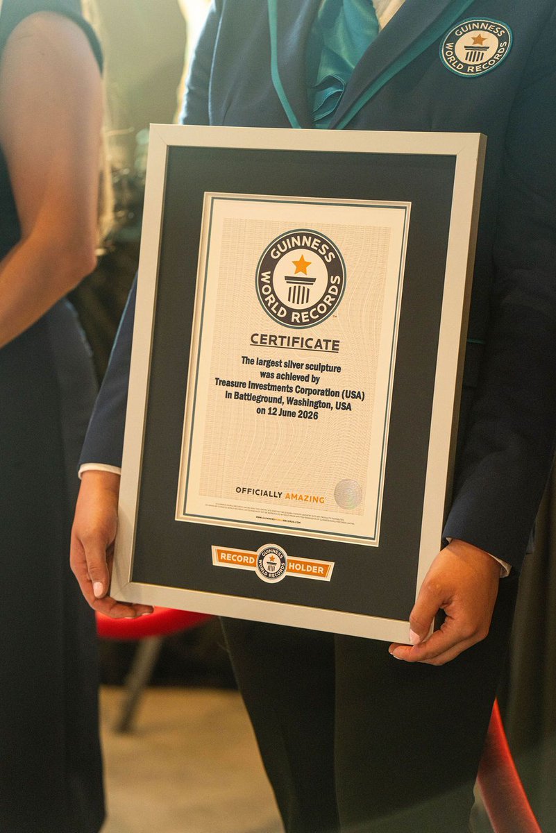 Treasure_Invest's tweet photo. 199 inches in height.
79 inches in width.
45 inches in depth.

Created as a one-of-one posthumous original derived from original molds taken from Michelangelo's David in Florence, Italy.

Art History in the Making.

#PureSilverDavid #GuinnessWorldRecords #Michelangelo #FineArt https://t.co/7Nu2FlIAzy