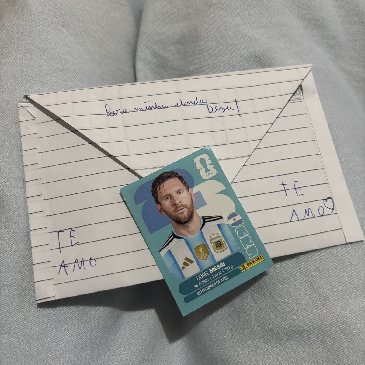 andrezaffc_'s tweet photo. linguagem de amor da minha afilhada mais velha é me dar coisas do messi. já ganhei outras figurinhas, desenhos, fotos. é bom demais! 🩵 https://t.co/bDWZiK314l