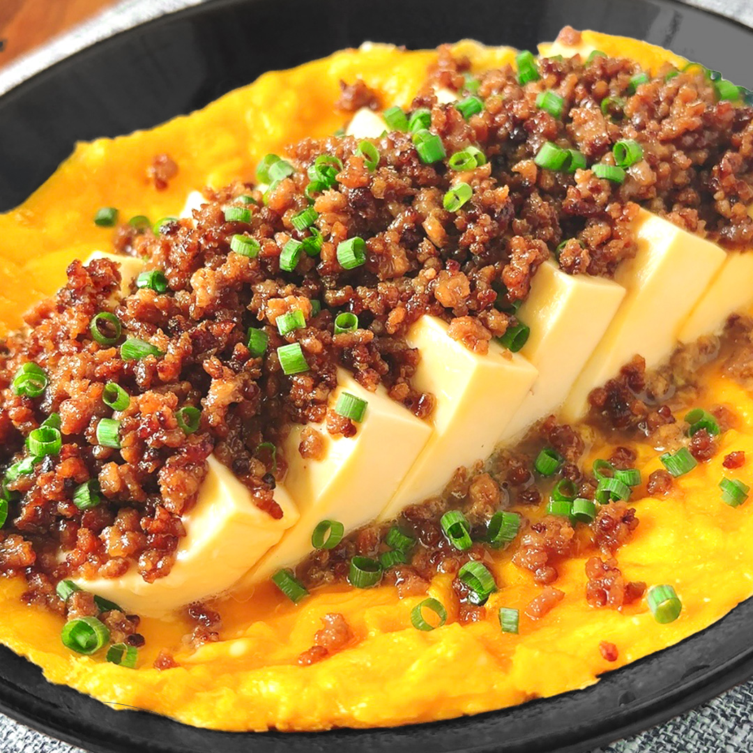 TastyJapan's tweet photo. 【豆腐1丁じゃ足りない】米いらんくらい満足。スポーツ民もこればっか食べてる。

ひき肉、豆腐、卵で作る高たんぱくご飯。甘辛そぼろにとろとろ卵となめらかな豆腐を合わせるだけで、満足感たっぷりの一品に。

詳しくはリプ欄を見てね👇 https://t.co/ecKoHRxkOR