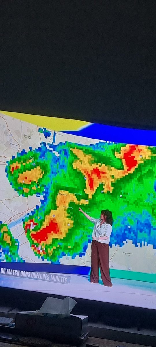CashMan_off's tweet photo. Quel moment de génance pour combler le vide en attendant la reprise du match sur #M6 ! Le bulletin météo qui ne sert à rien avec cette carte pourrie ! #FRAIRK #FranceIrak #France #FFF #worldcup https://t.co/1c8fAIQ6Lz