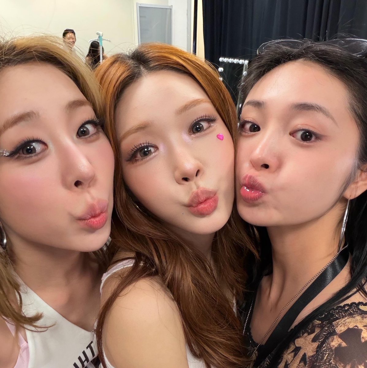 jooyoz's tweet photo. chungha &amp; jieqiong in 2019 vs 2026 💕 https://t.co/VHKQWsBkjw